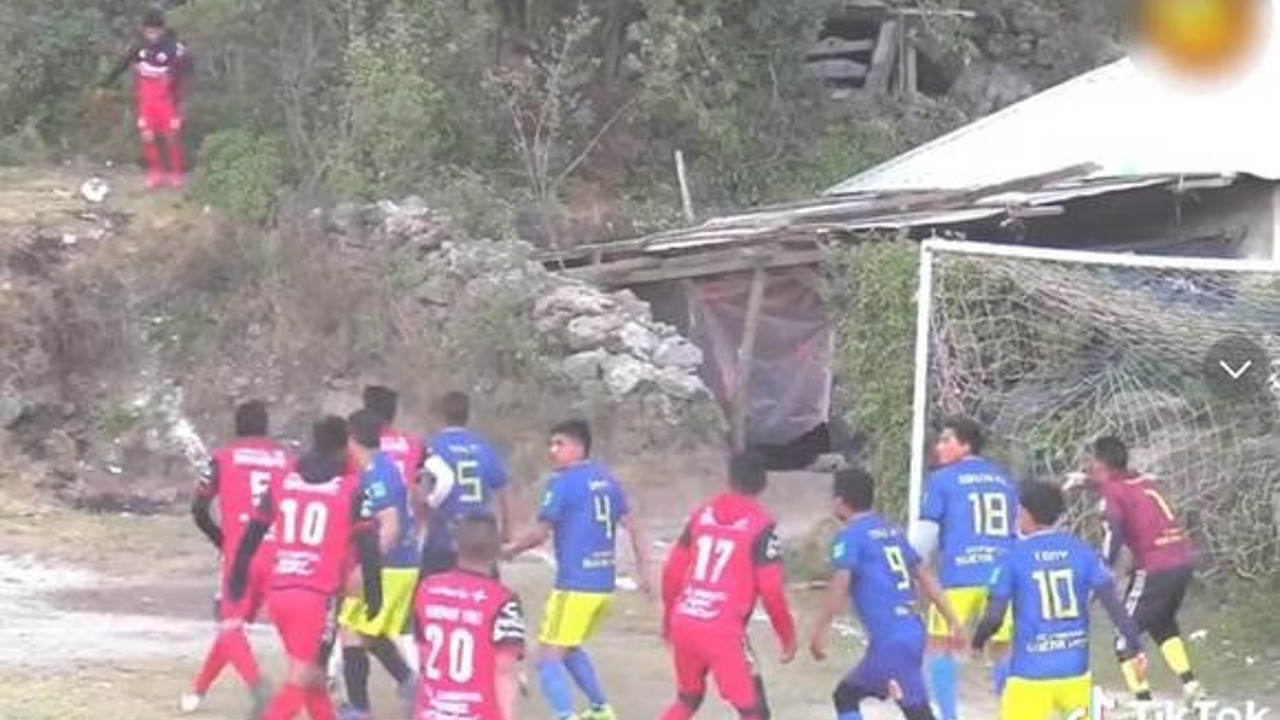 Futbol aşkı saha engeli tanımadı. Korner atmak için tepeye tırmandı