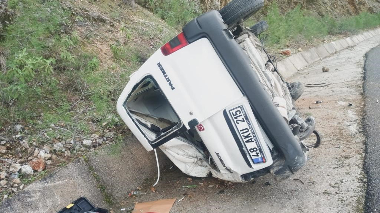 Muğla'da otomobil bariyerlere çarparak takla attı: 1 yaralı (12 Mart 2023)