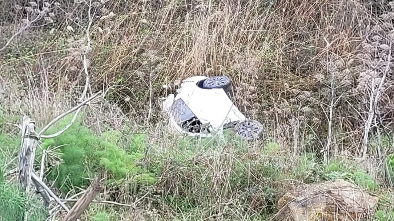 Balıkesir'de otomobil tarlaya uçtu: 2 yaralı (12 Mart 2023)