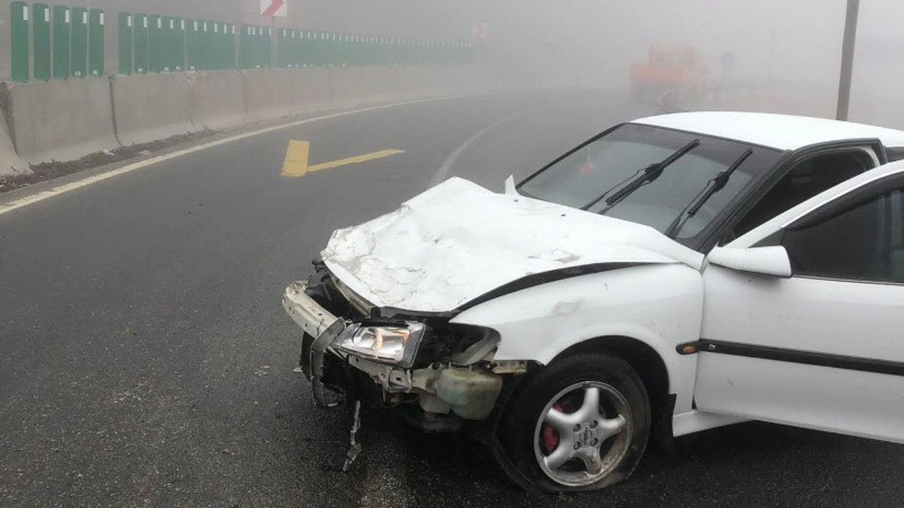 Sis sebebiyle kontrolden çıkan otomobil bariyerlere çarptı