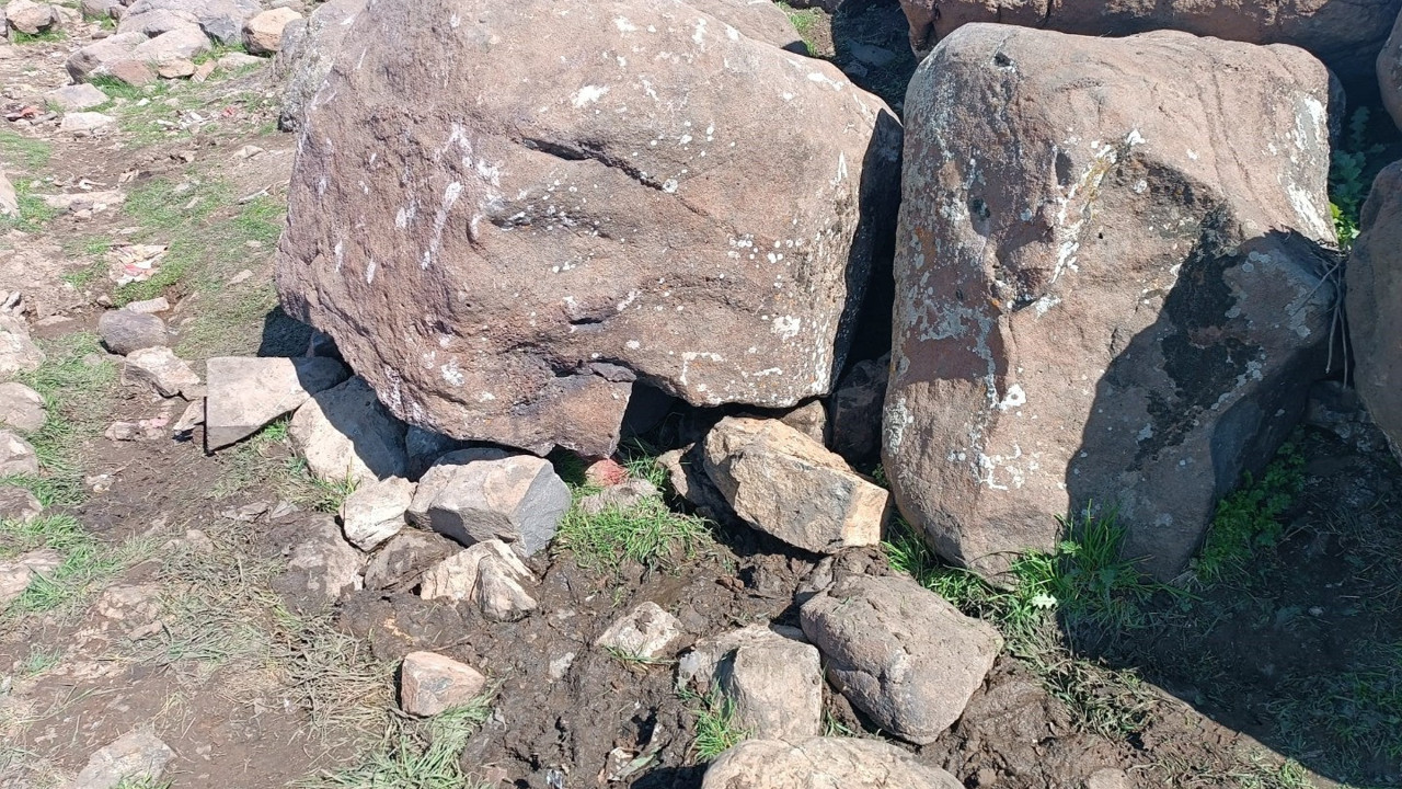 Oynadığı kayanın altında kalarak hayatını kaybetti