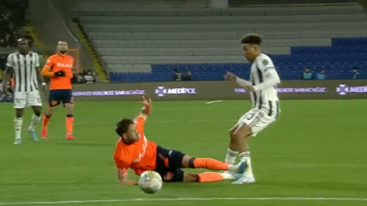 Başakşehir Beşiktaş karşısında 10 kişi