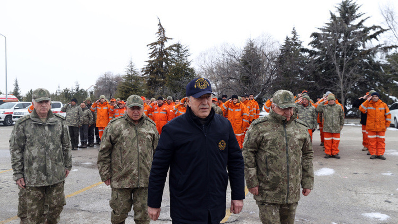 Bakan Akar TSK’nın 327 vatandaşı enkazdan sağ çıkardığını açıkladı. Aynı TSK 1999'da 10 bin 528 vatandaşı sağ çıkarmıştı