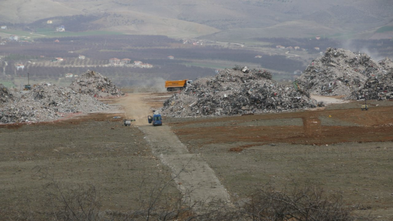 Deprem bölgesinde bir bu eksikti. Toprağa sızdı