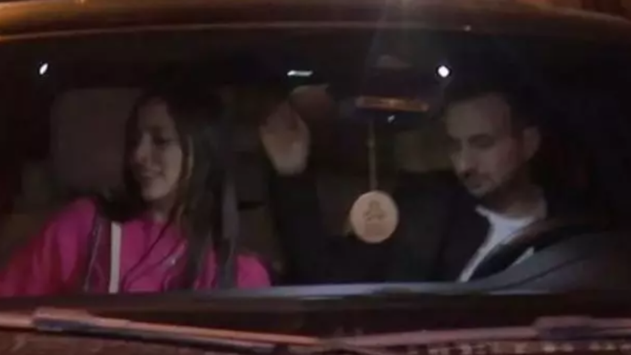 Zehra Çilingiroğlu sevgilisiyle İstanbul gecelerinde görüntülendi. Hülya Avşar bakalım ne diyecek?