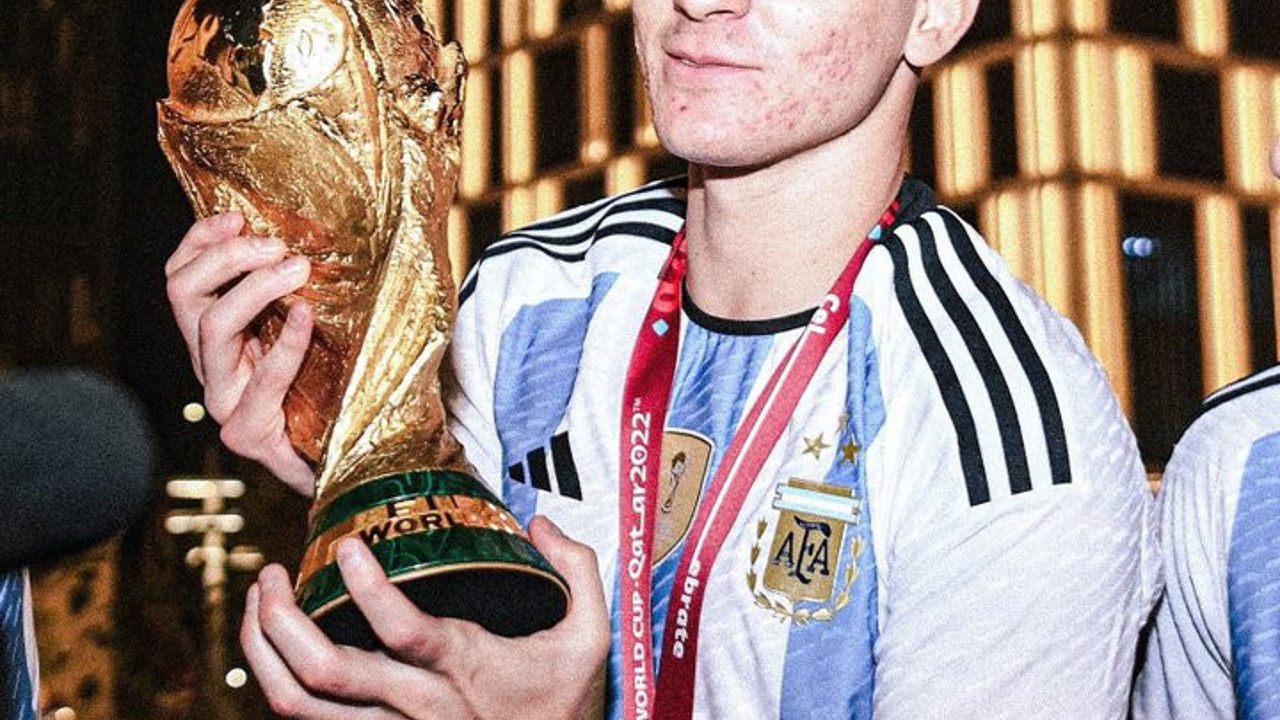 Manchester City Alvarez'in sözleşmesini uzatıyor