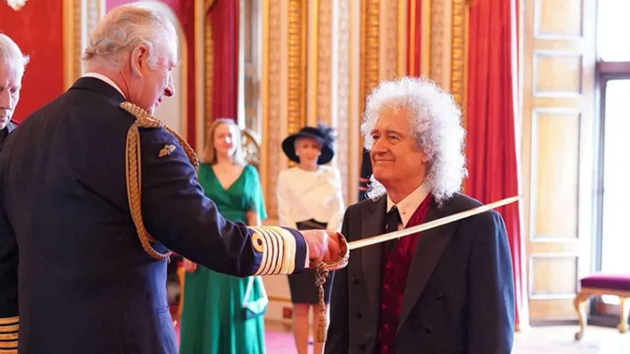 Queen grubunun gitaristi 'Şövalye' unvanı aldı. Depremzedeler için bağışta bulunmuştu