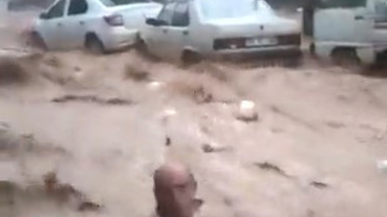 Video çekeceğim diye sele kapılan adamı tutmadı. Bu ülke ne zaman bu hale geldi?