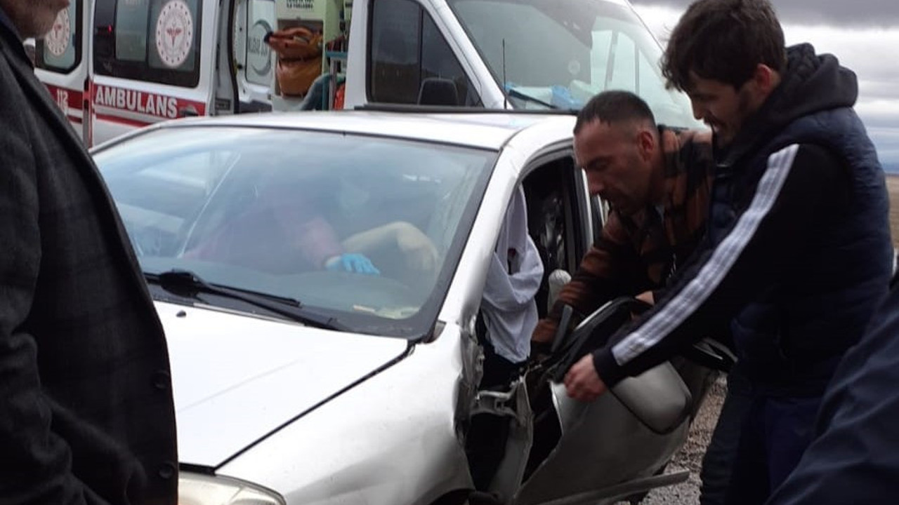 Malatya'da iki otomobil çarpıştı: 2’si ağır 9 yaralı