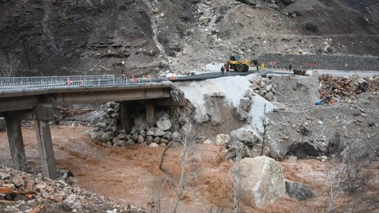 Adıyaman-Çelikhan karayolu, köprüdeki çökme nedeniyle trafiğe kapatıldı
