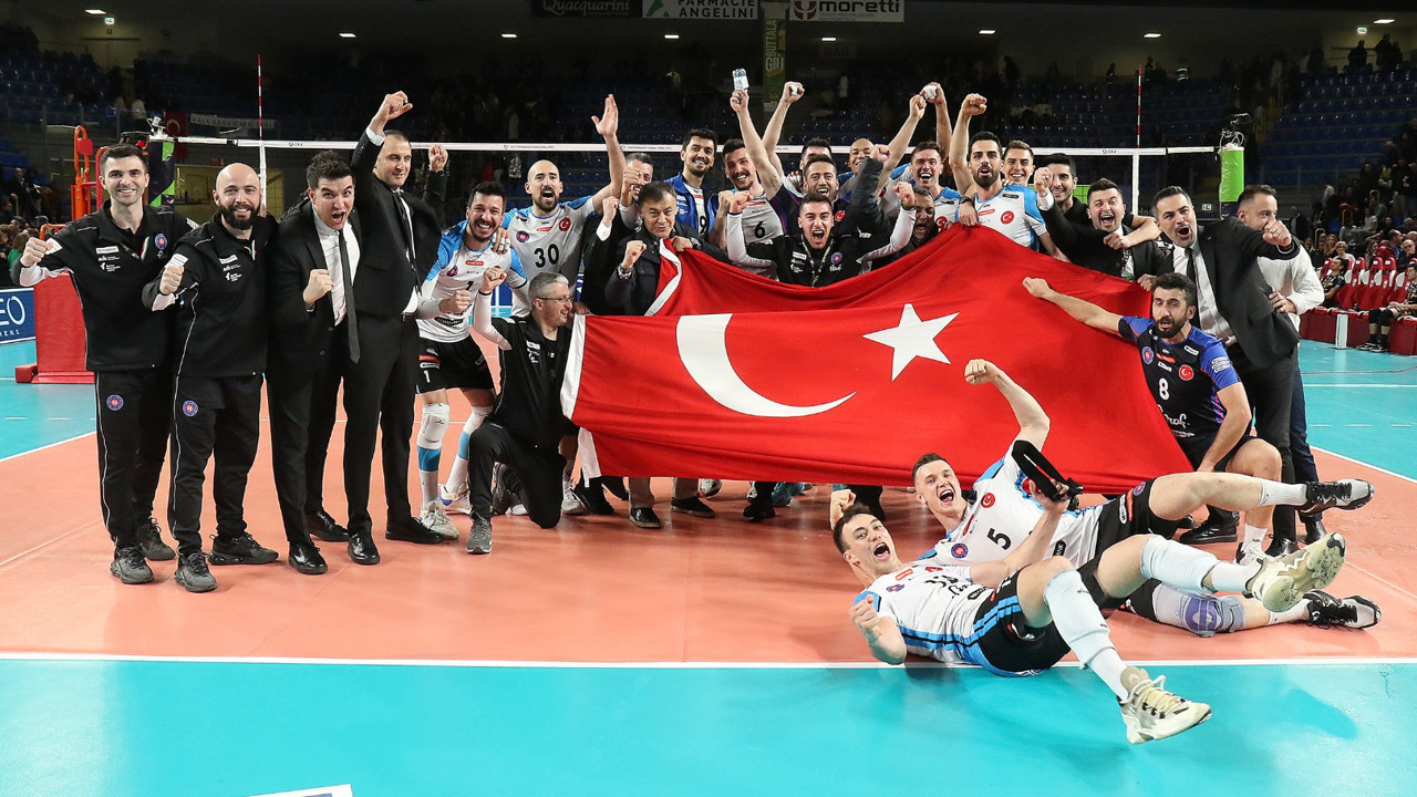 Halkbank'tan altın sette altın sonuç: Yarı finalde