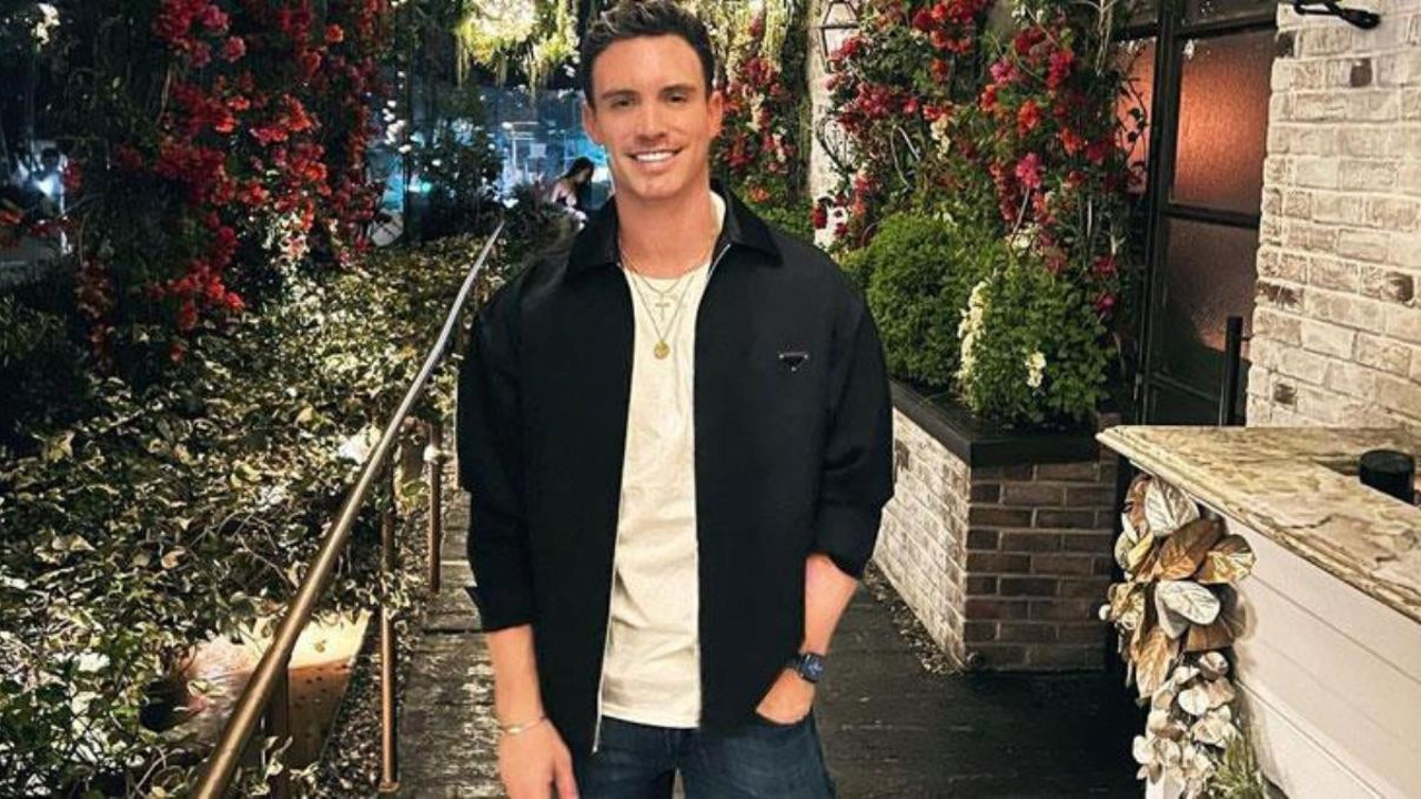 Ünlü fenomen ve model balkondan düşerek hayatını kaybetti .İntihar ettiği iddia ediliyor