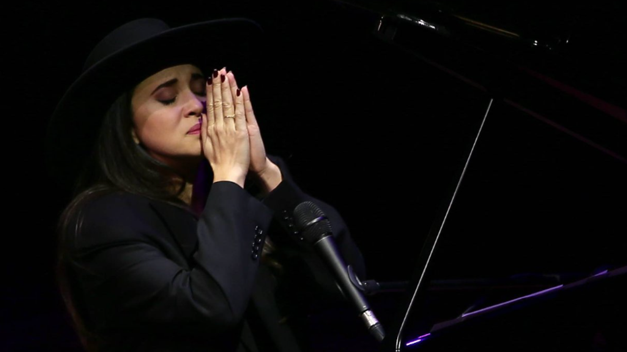 Şarkıcı Karsu: Üzüldüğüme bile utanıyorum. Depremde ailesinden 10 kişiyi kaybetmişti