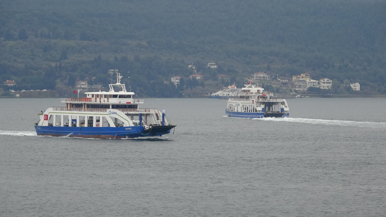 Çanakkale’de feribot seferlerine fırtına engeli