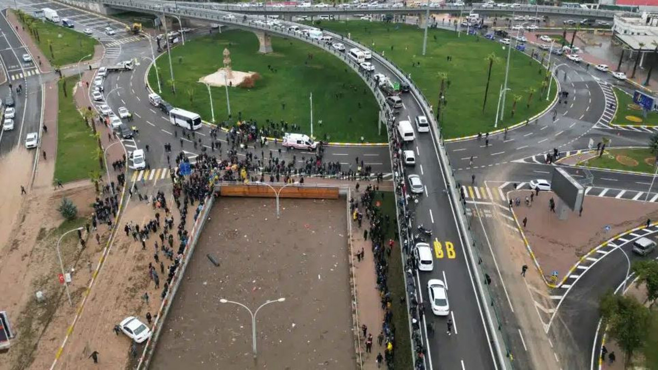 Selde can pazarına dönen kavşağı yapan müteahhit 863 tane deprem konutu inşa edecek