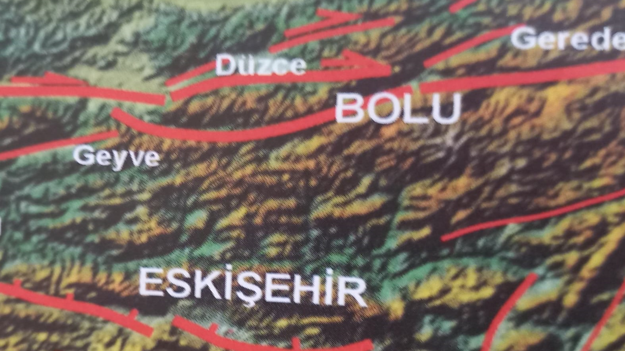 Şener Üşümezsoy Düzce'deki depremden sonra hangi fay hattının kırılacağını açıkladı. Üç büyük deprem olan bu faya dikkat