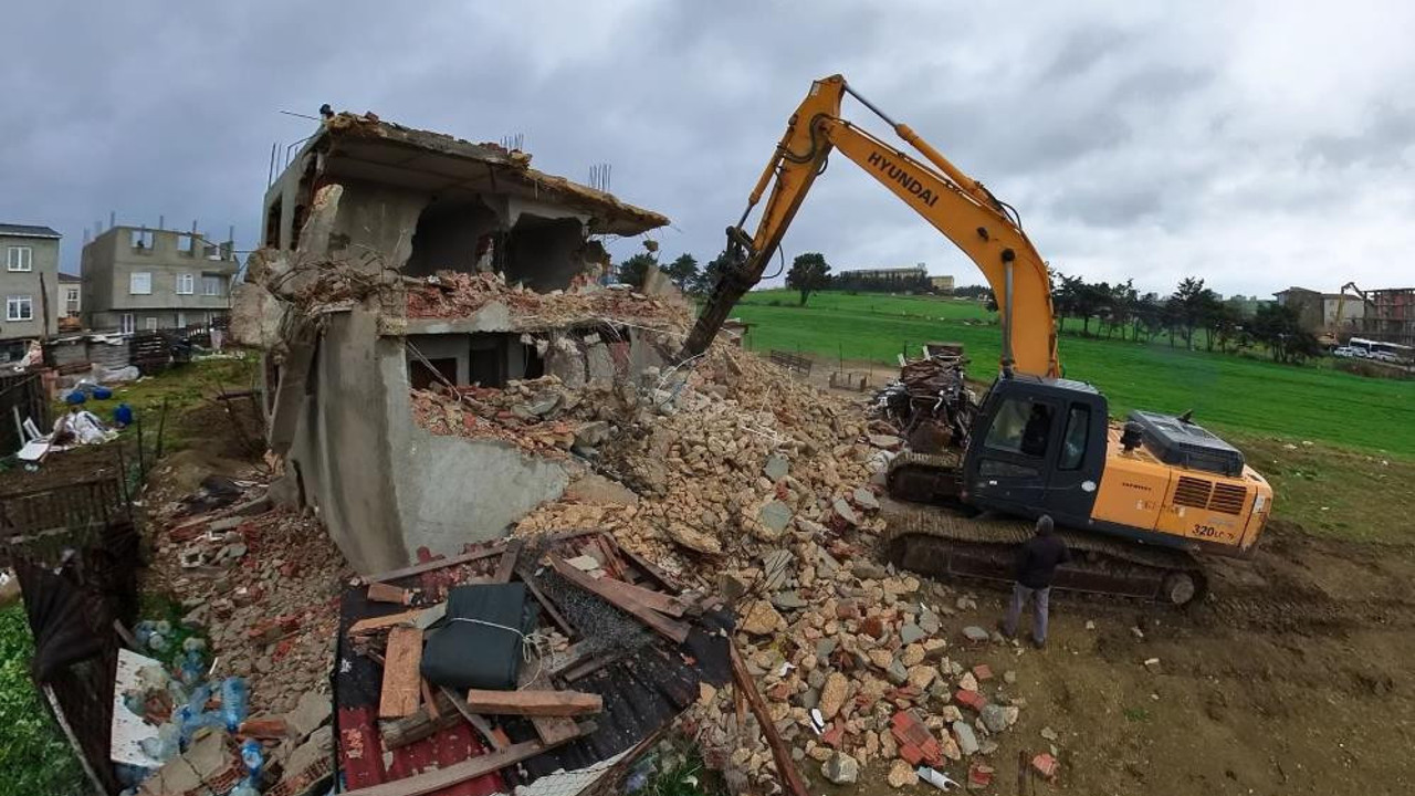 Kaçak yapılara kepçe darbesi