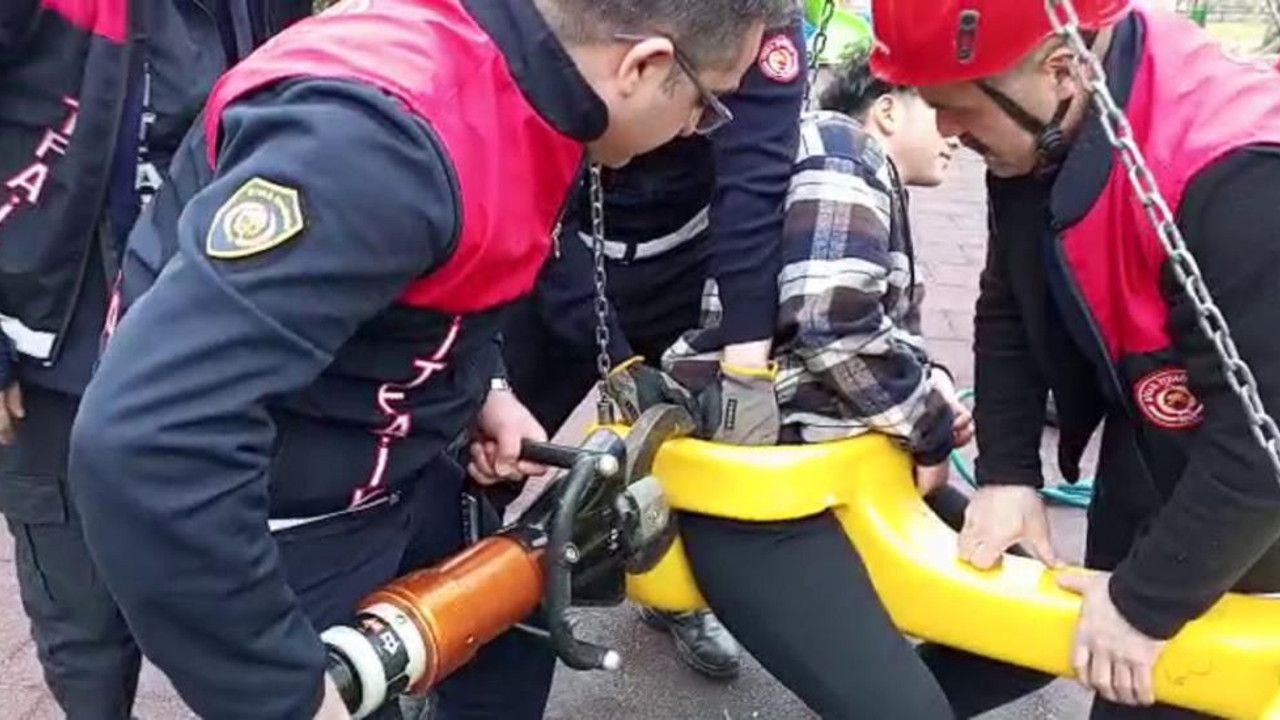 Gencin eğlenmek için bindiği salıncak adeta kabusu oldu