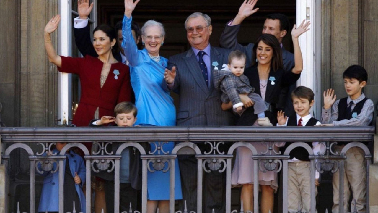 Prens ülkesini terk ediyor. Kraliçe torunlarının unvanlarını almıştı