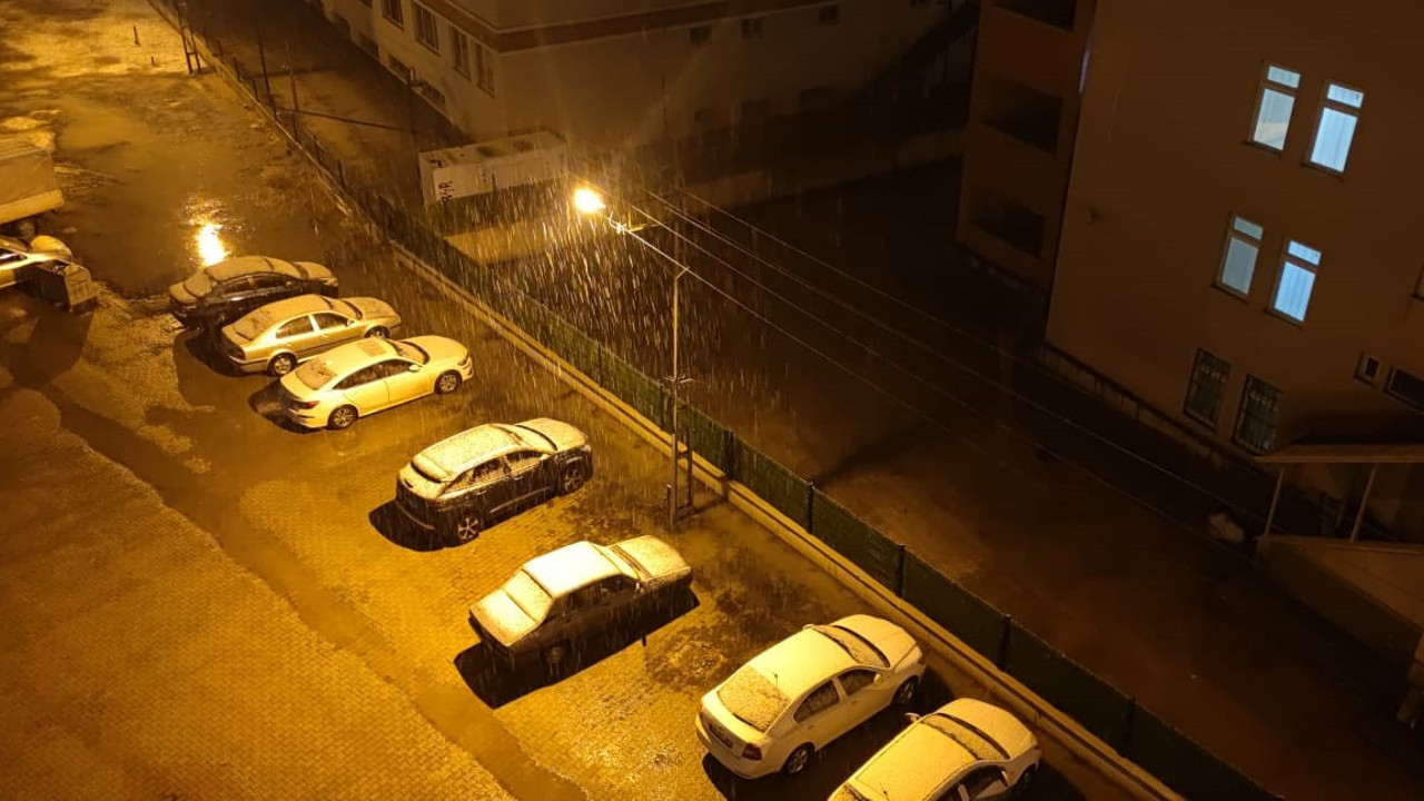 Erzurum güne kar ile uyandı