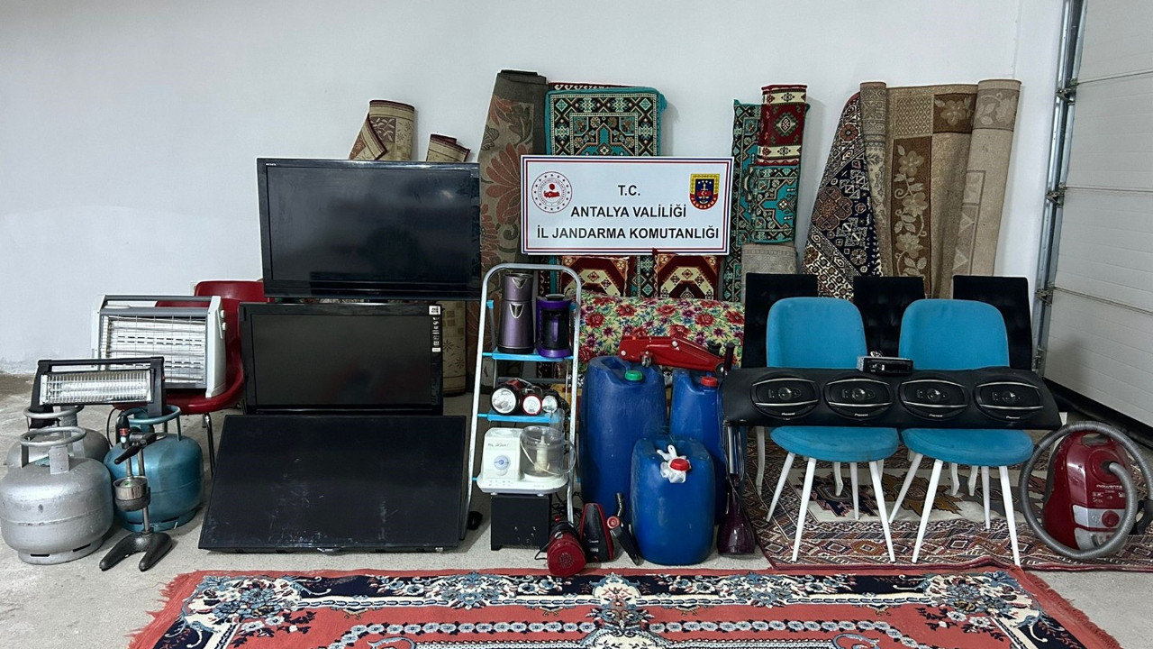 Antalya’da evlere giren hırsızlar yakalandı