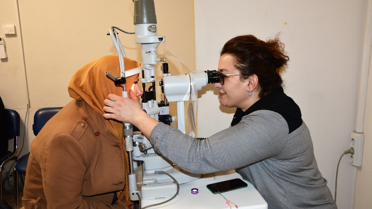 Başına kolon düşen depremzedenin göz tedavisi yapıldı