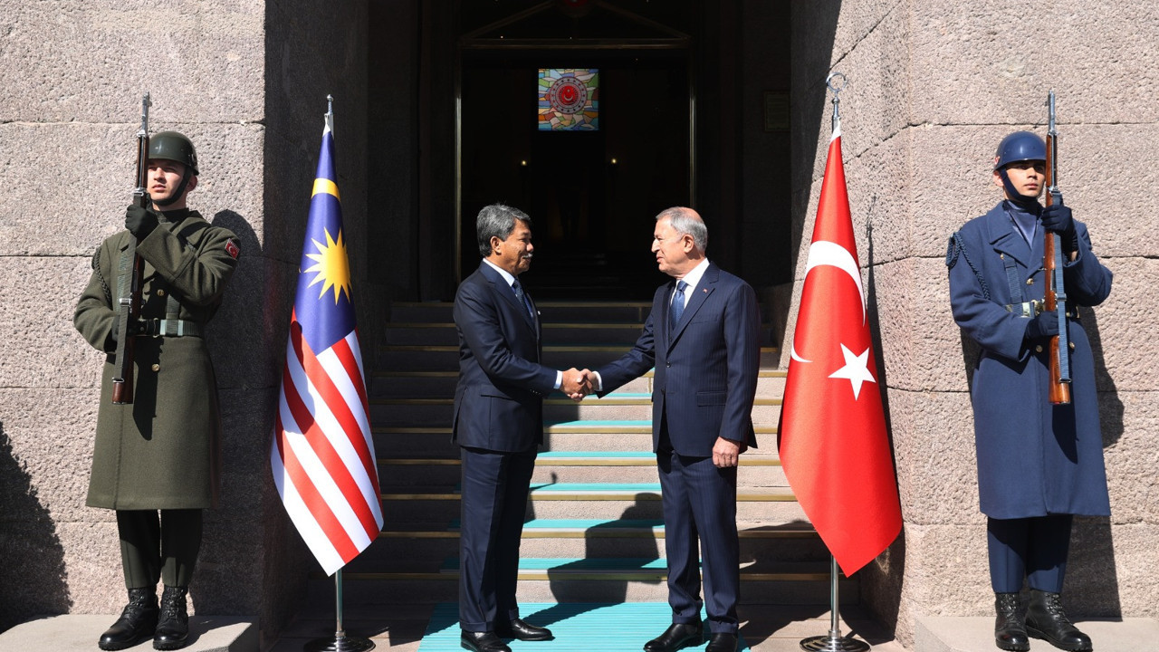 Bakan Akar Malezya Savunma Bakanı Hasan ile görüştü