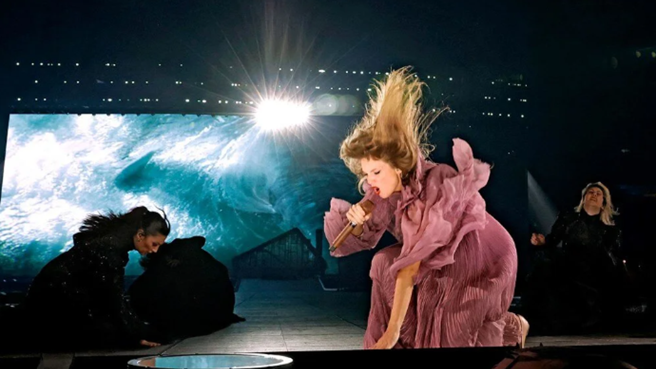 Tam üç saat sahneden inmedi. Aldığı ödüllerle tarihe geçen ünlü şarkıcının dünya turnesi olay oldu