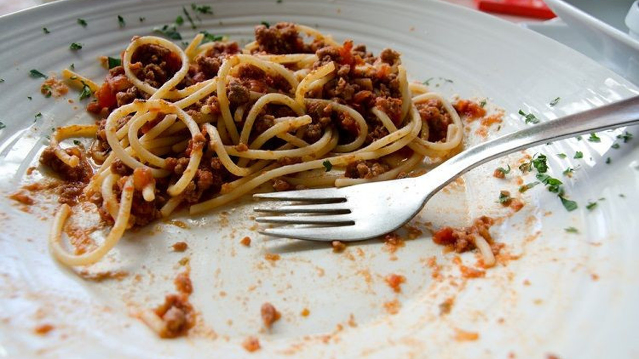 Dolapta kalan erişteyi yiyen genç bacaklarını kaybetti