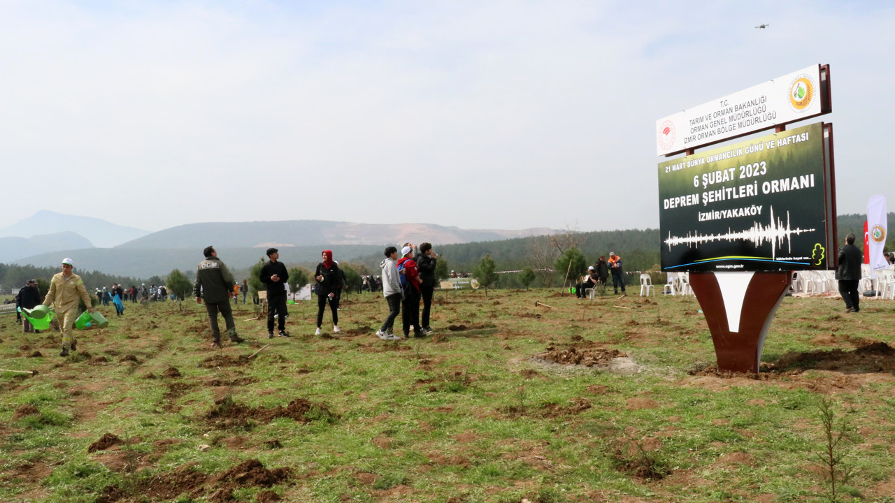 Depremde hayatını kaybedenler için İzmir'de hatıra ormanı oluşturuldu