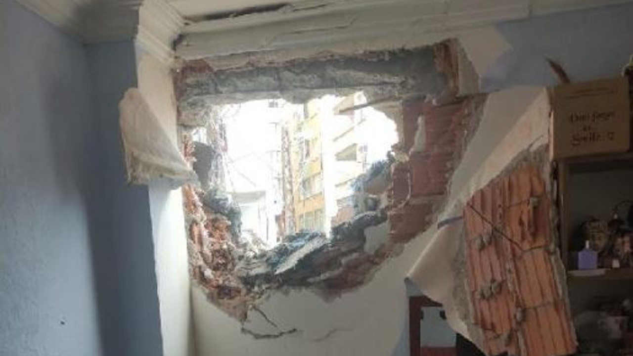 Beylikdüzü'nde yıkım sırasında yan binadaki dairenin duvarını yıktılar