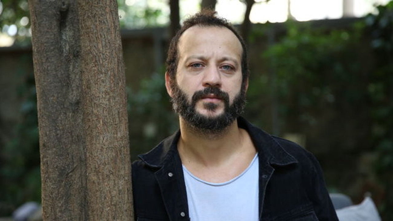 Çürük raporu verilen binada bir tek Rıza Kocaoğlu kaldı. Depreme meydan okuyor