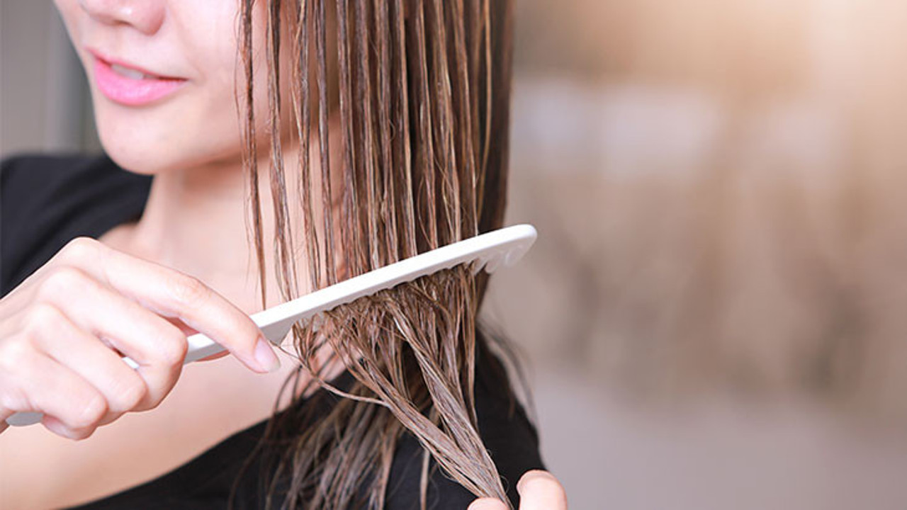 Islak saçı taramak saç dökülmesine neden olur mu? Saç dökülmemesi için ne yapılabilir?