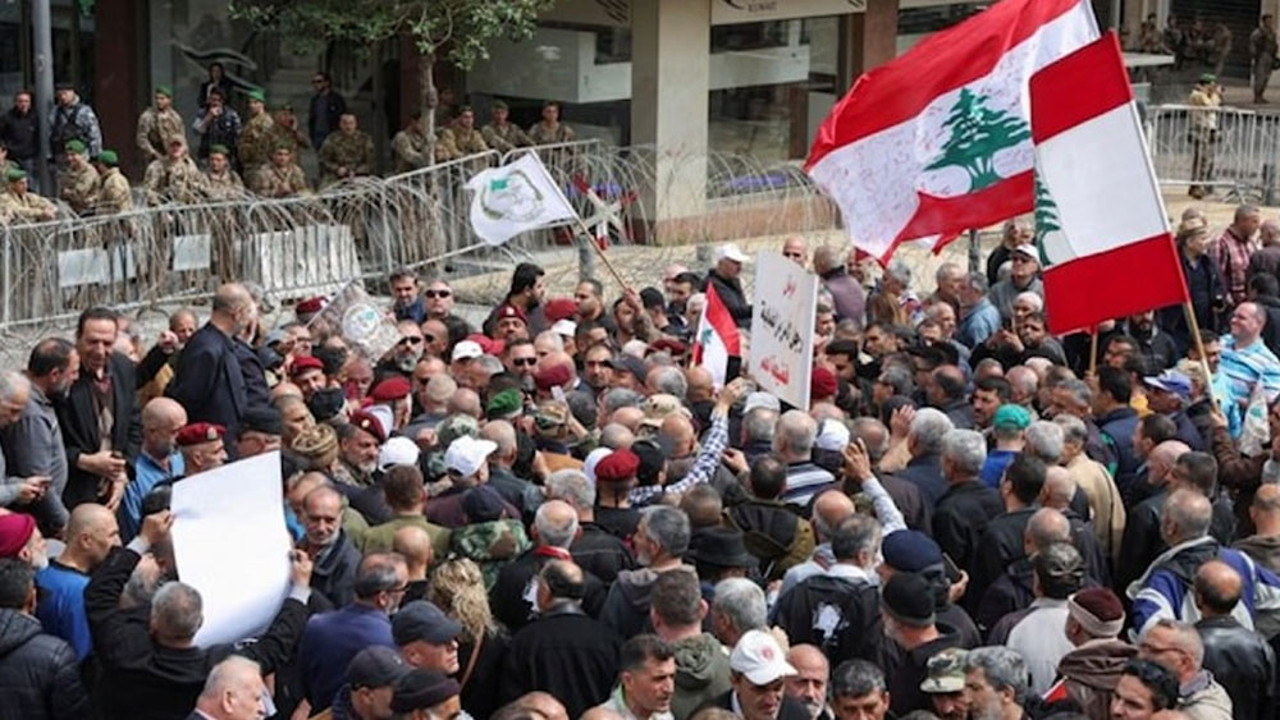 Emekli askerler hükümet binalarını bastı