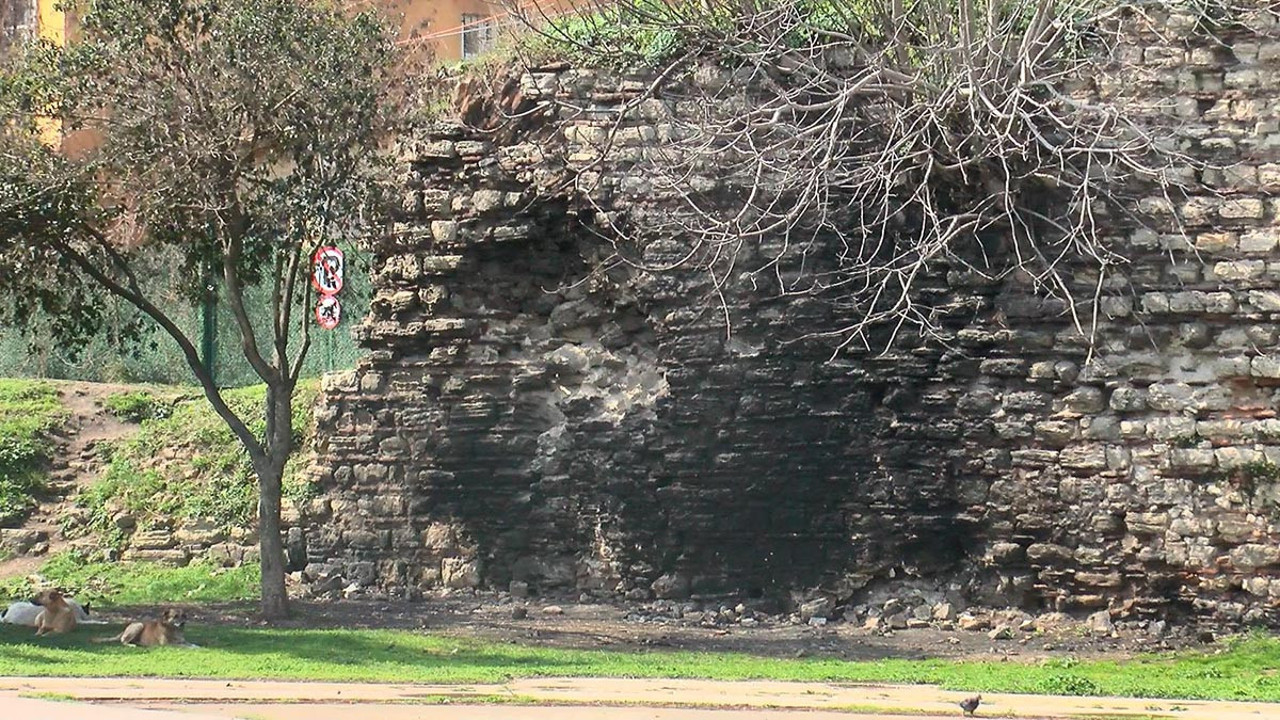 1600 yıllık surları mangalcılar kararttı