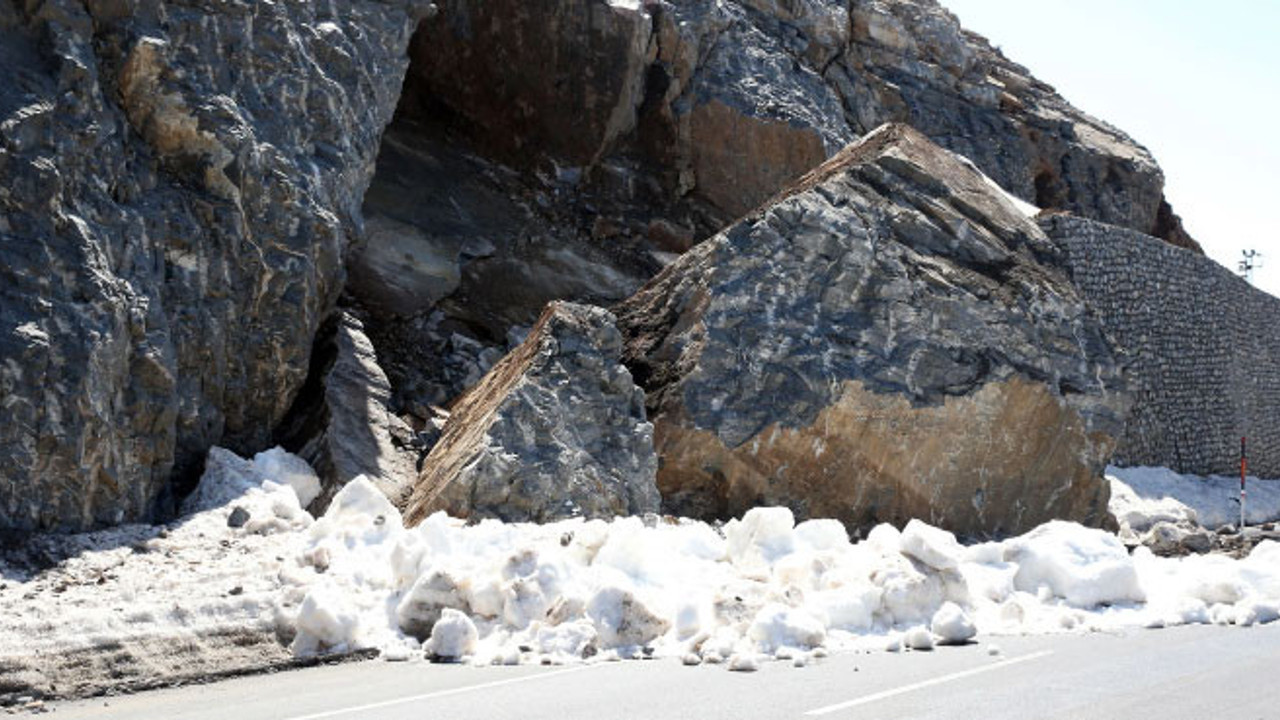 Kara yoluna düşen dev kaya ulaşımı aksattı