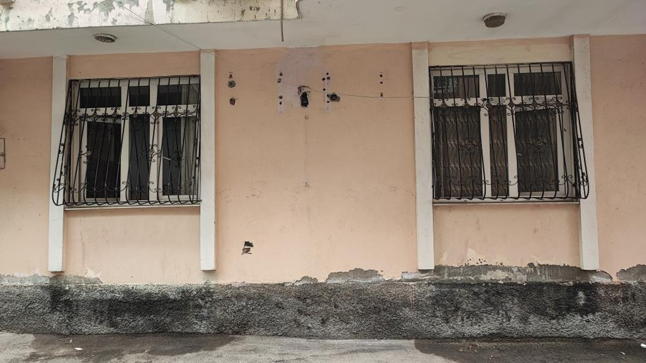 Karısını boğazını keserek öldürdü