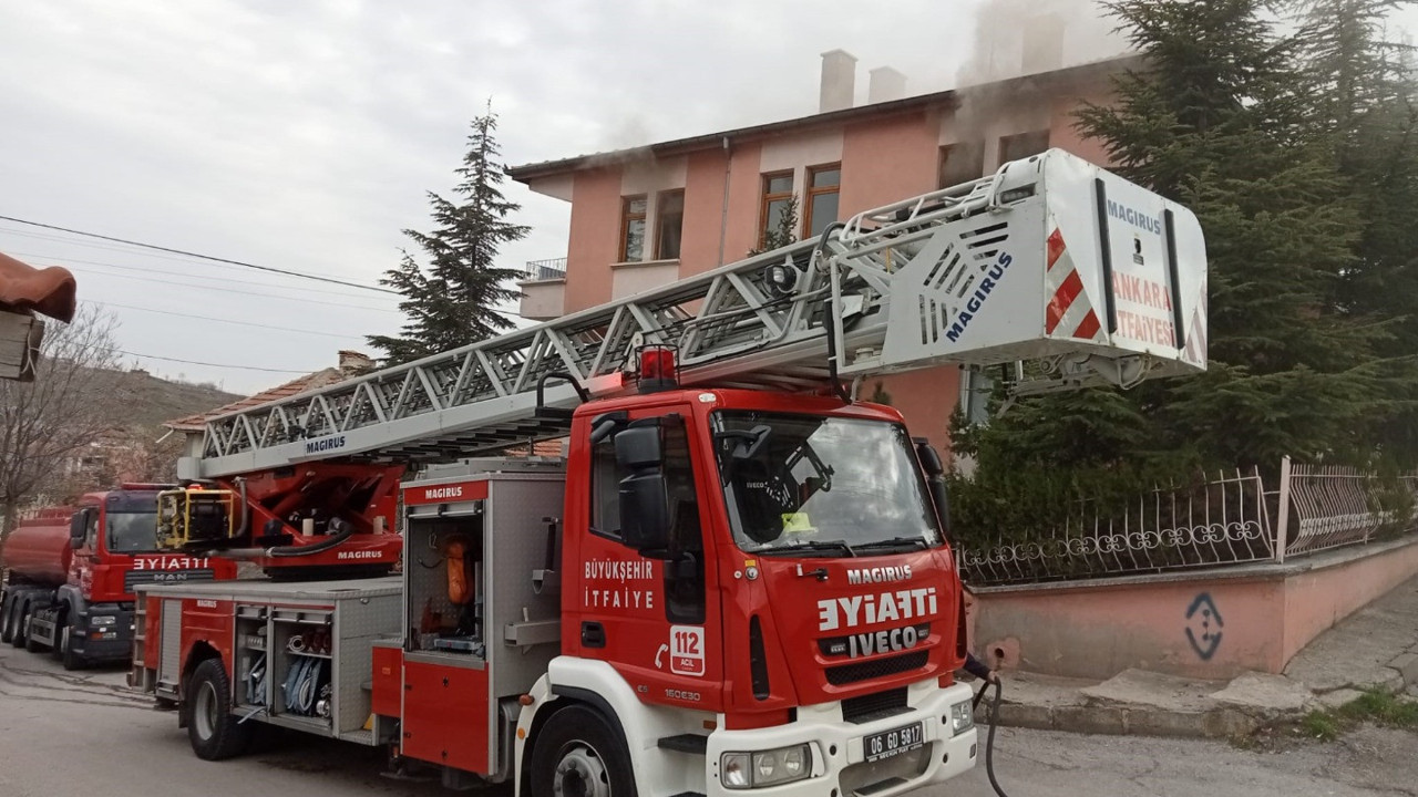 Elektrik aksamından çıkan yangın paniğe sebep oldu