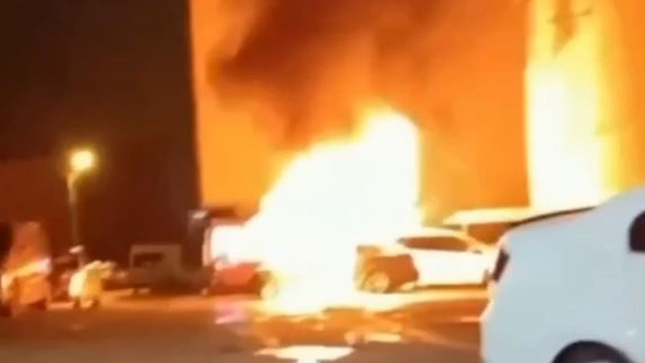 Park halindeki otomobil alev alev yandı