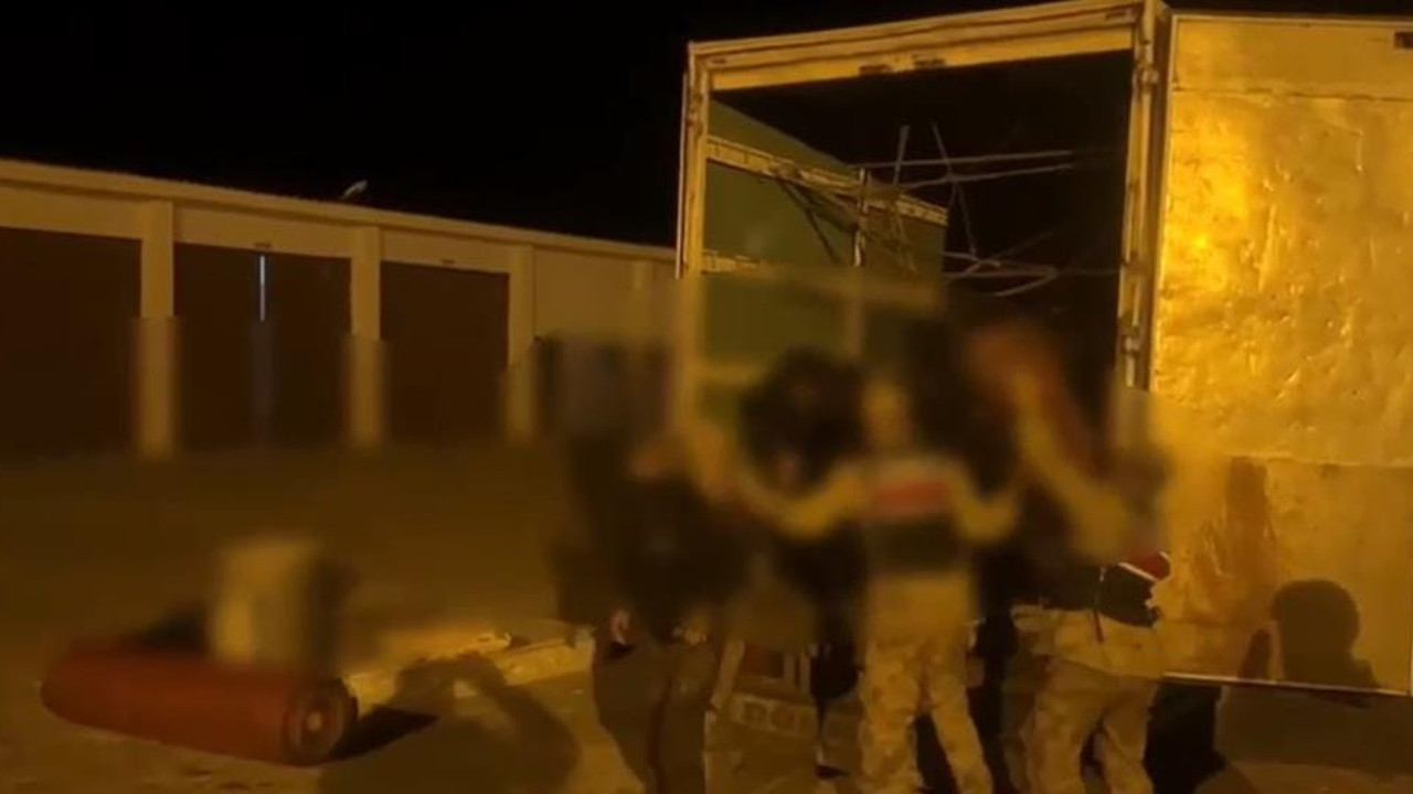 Ev eşyası olduğu söylenen kamyondan bakın ne çıktı