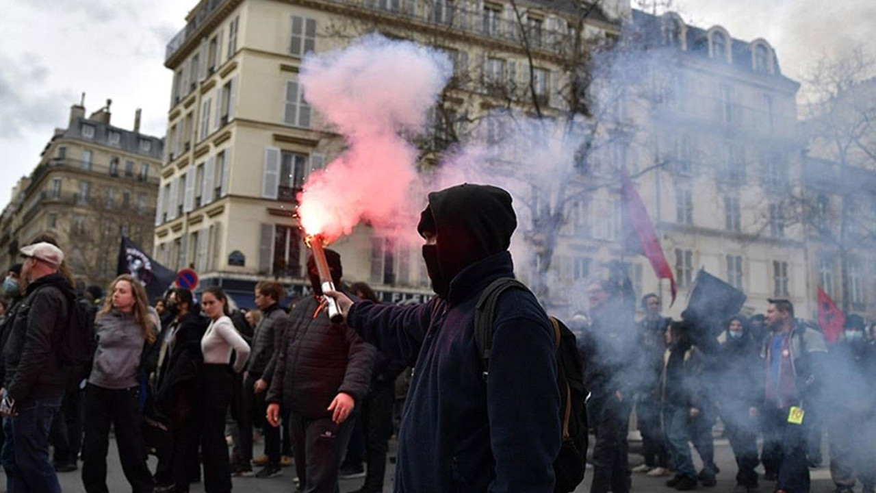 Fransa'da göstericiler Paris Havalimanı'nın girişini kapattı