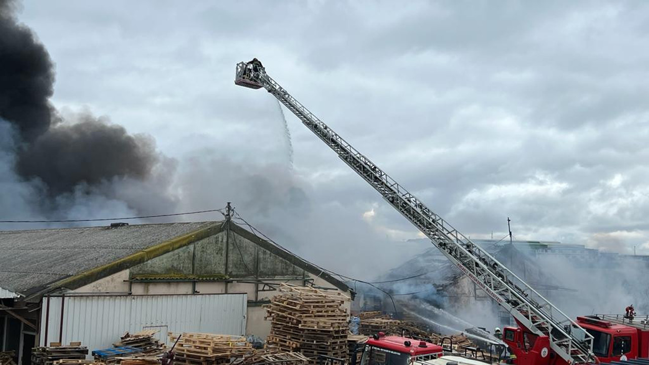 Kocaeli'nde boya fabrikasında yangın
