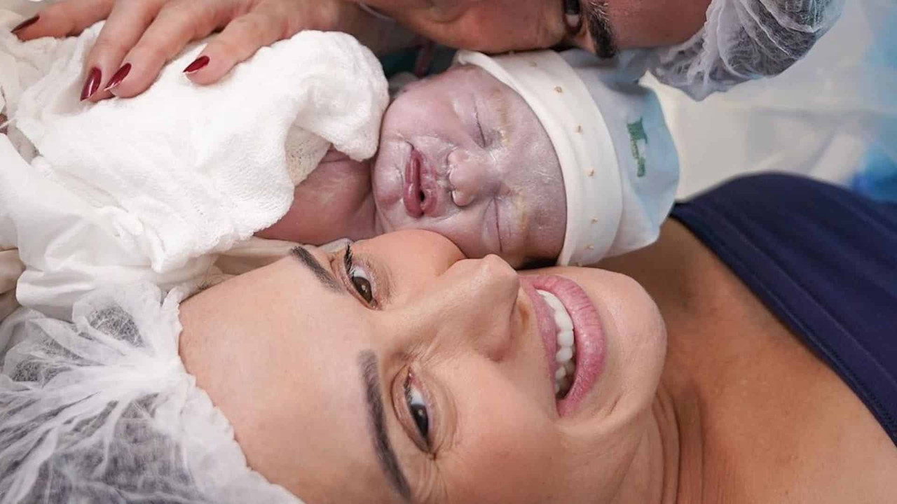 Ünlü oyuncu Claudia Raia 56 yaşında anne oldu