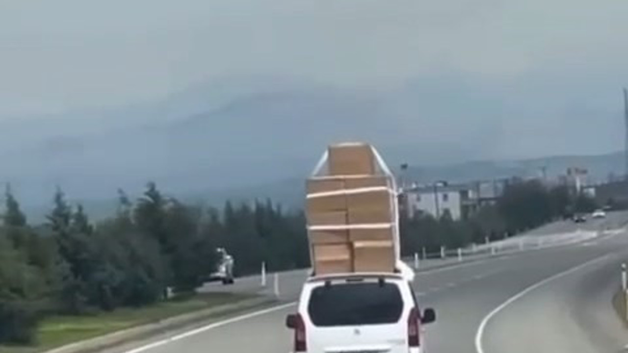 Yolda şaşırtan görüntü: Arabasının üzerine kule yaptı