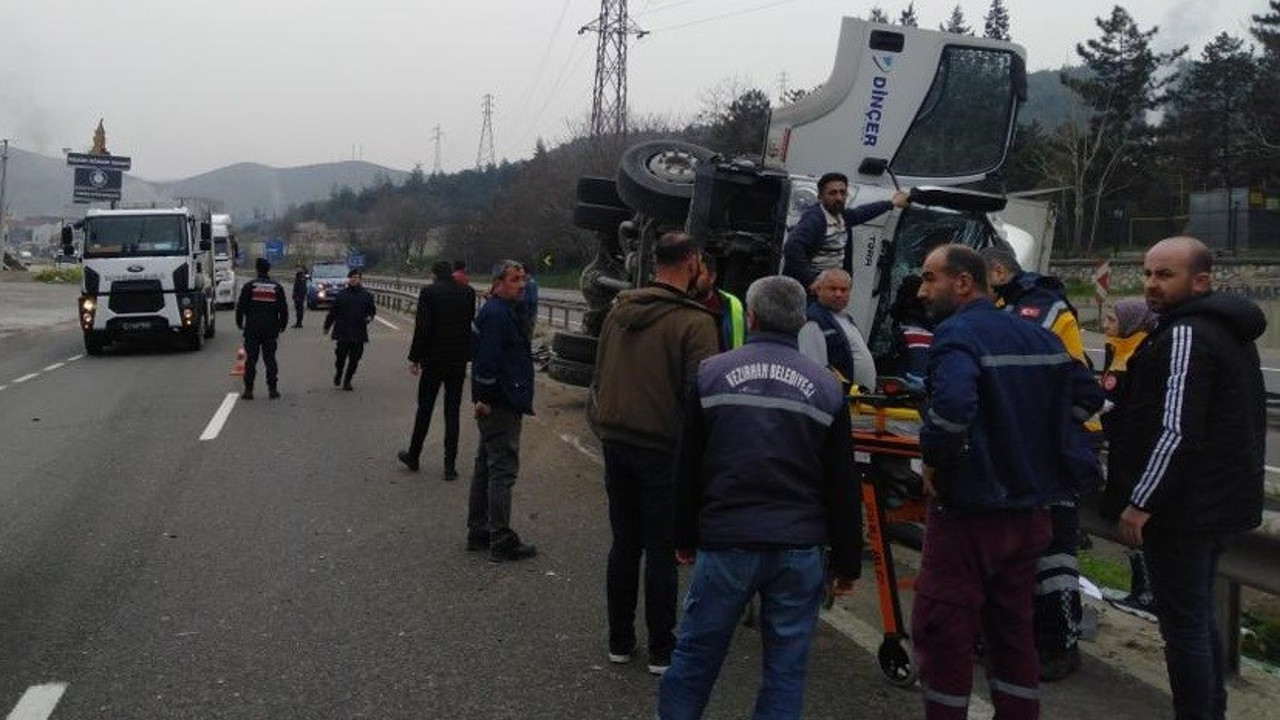 Bilecik'te kontrolden çıkan kamyon bariyerlere devrildi