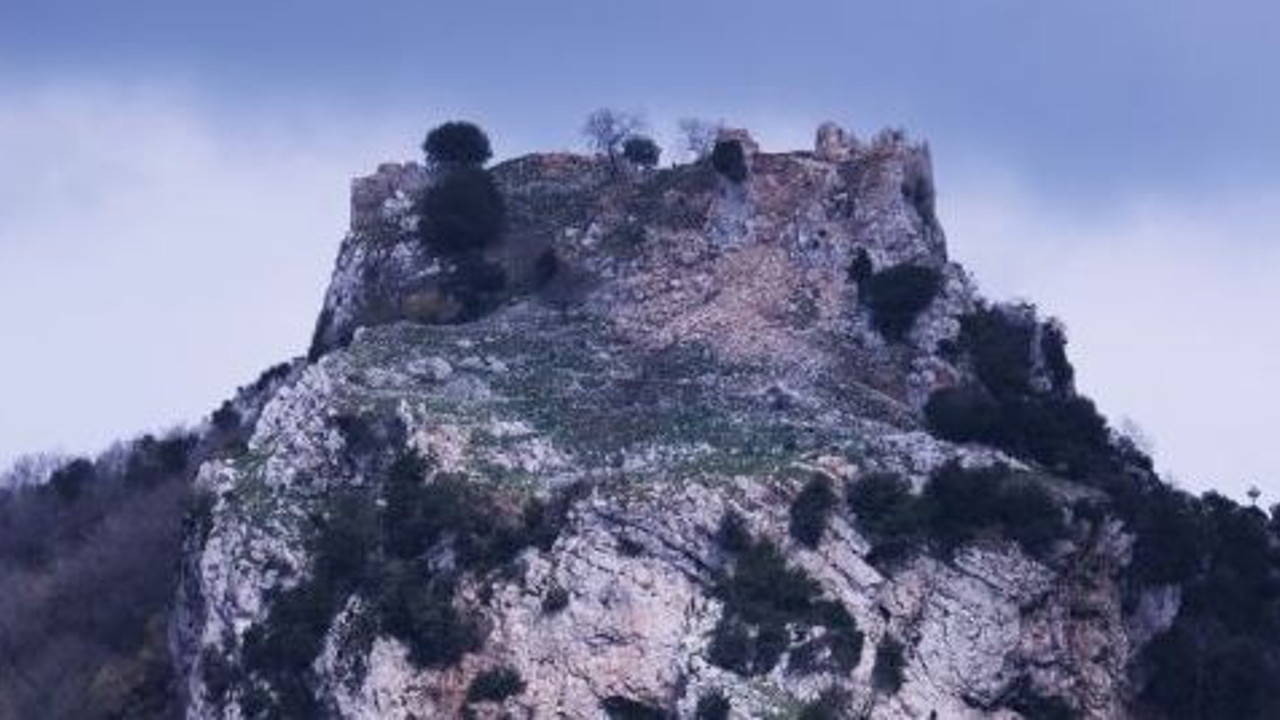 Deprem Şalen Kalesi'nin surlarını da yıktı