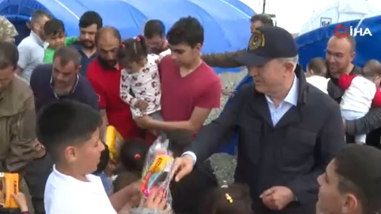 Bakan Akar çadır kentleri ziyaret etti