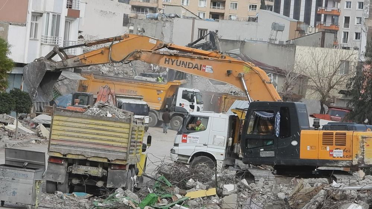 Samandağ enkaz kaldırma ve yıkım çalışmaları 9 mahallede devam ediyor