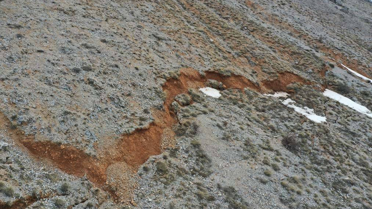 Deprem sonrası korkutan görüntüler. Karlar eriyince ortaya çıktı
