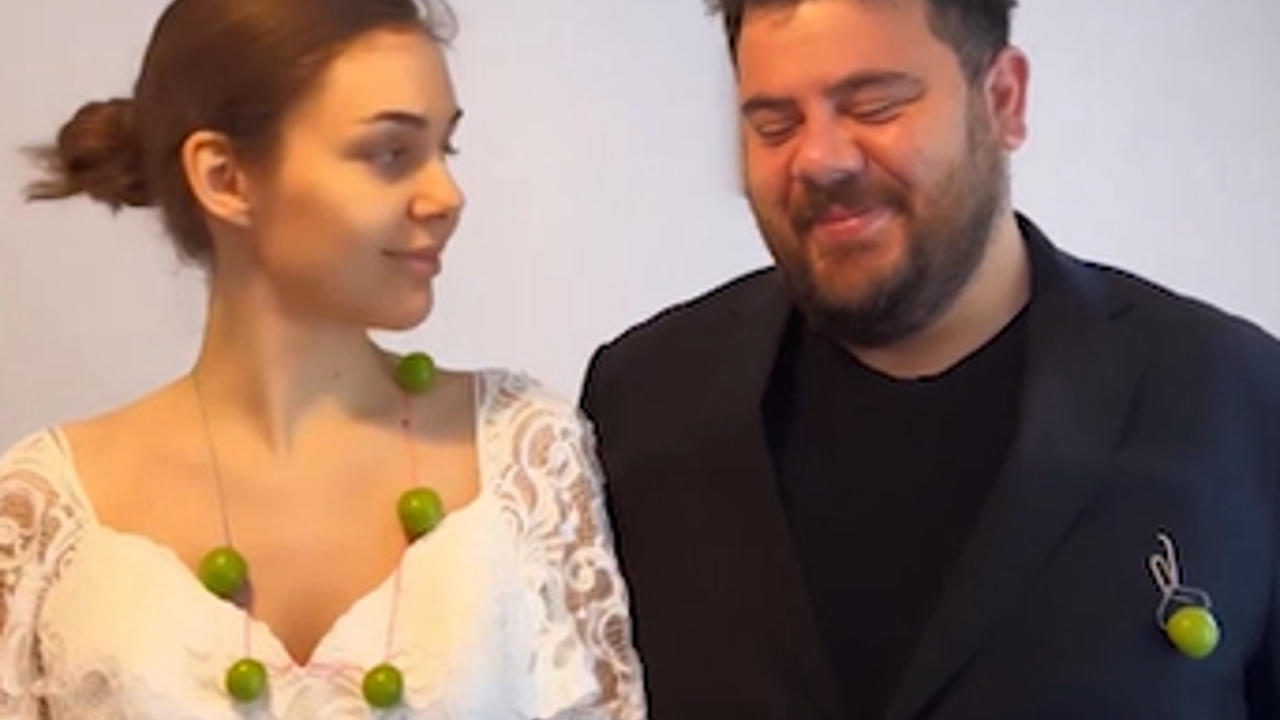 Eser ve Berfu Yenenler çifti erik fiyatlarını tiye aldı. Fiyatı gram altınla yarışıyor